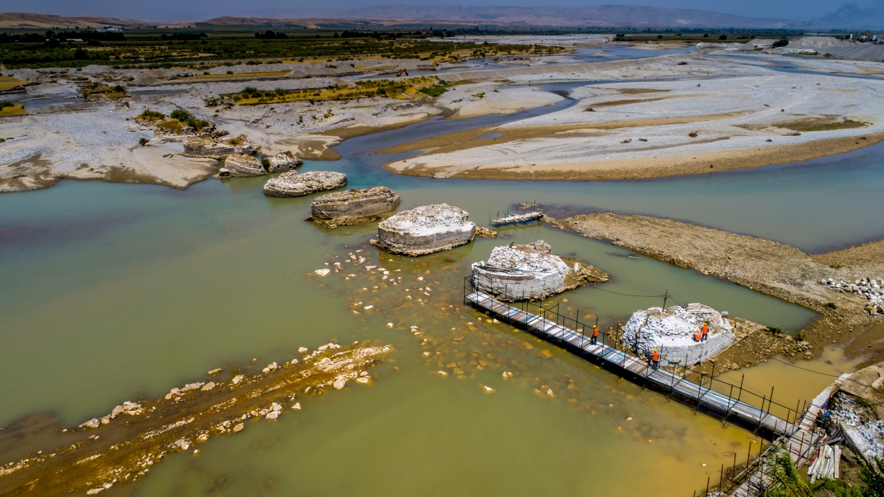 Batman Çayı üzerinde yer alan 2 bin yıllık Perpıra Köprüsü, turizme kazandırılıyor.