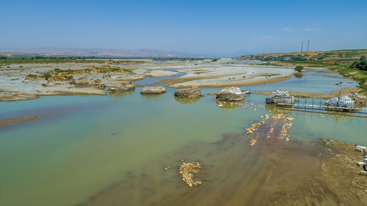 Batman Valisi Hulisi Şahin, Gre Migro Höyüğü yakınındaki köprünün ne zaman ve kimler tarafından inşa edildiğine dair bir belge veya iz olmadığını belirtti.