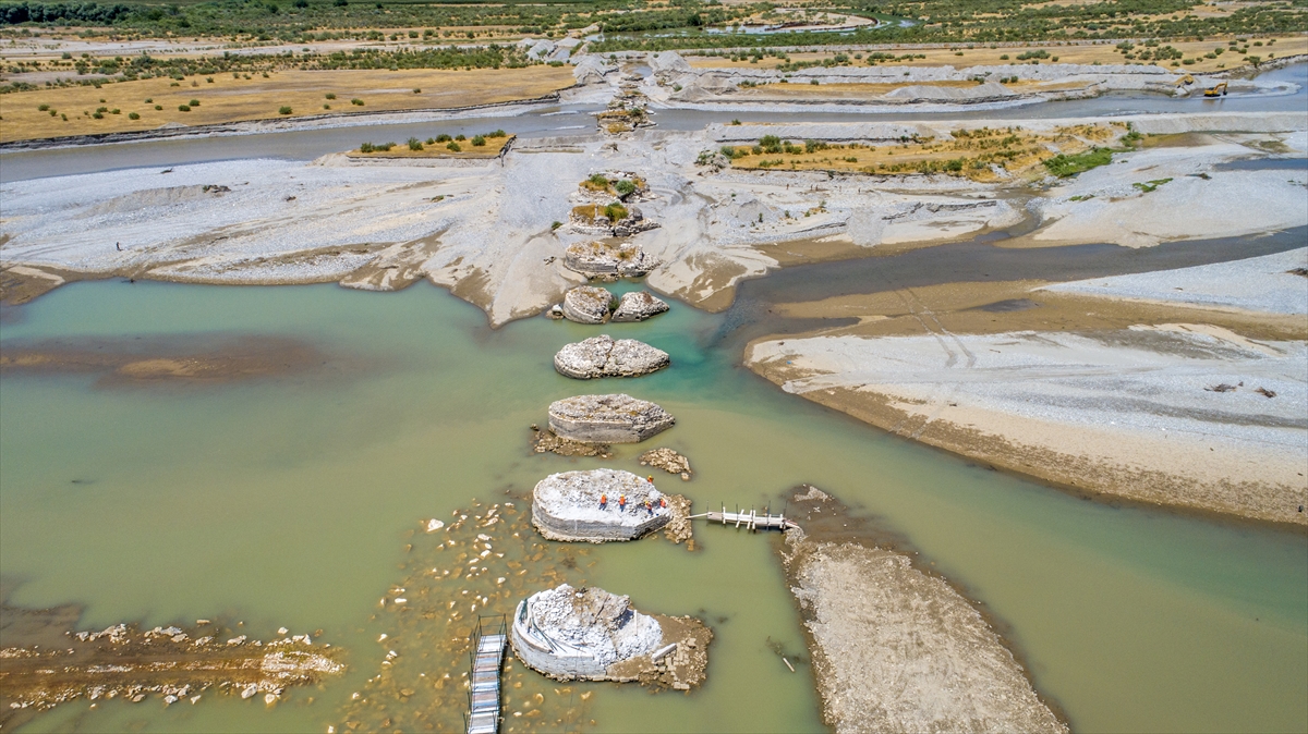 Şahin, ayak izlerinden, inşa tekniği ve malzeme detaylarından köprünün höyük ile aynı dönemde inşa edilmiş bir Orta Çağ eseri olduğunu söyledi.