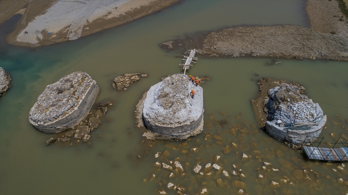 Güneyinde Bıçakçı köyü, batısında Diyarbakır`a bağlı Pilekan Mahallesi`nin yer aldığı Perpıra Köprüsü`nün yöre halkınca 40 gözden oluştuğunun söylendiğini anlatan Şahin, yüzeyden sadece köprünün 10 ayak kalıntısının göründüğünü vurguladı.