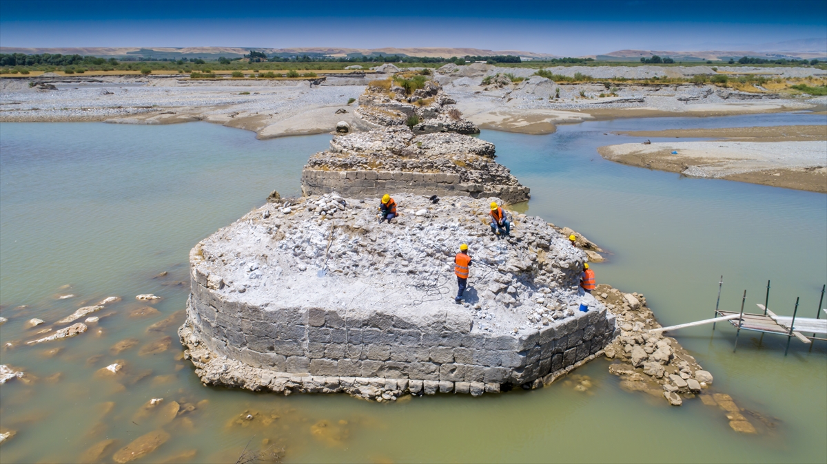 Dicle Üniversitesi (DÜ) Mühendislik Fakültesi İnşaat Mühendisliği Bölümü Başkanı Prof. Dr. Fuat Toprak da Doç. Dr. Fatma Meral Halefoğlu ve Doç. Dr. Orhan Kavak ile bölgedeki tarihi köprüler üzerine araştırma yaptıklarını söyledi.
