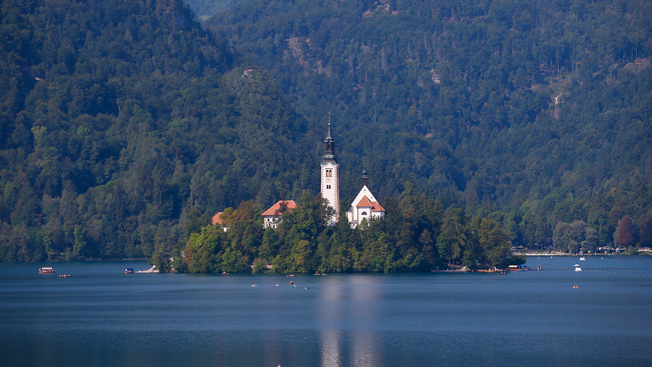 Eski Yugoslavya`dan 1991 yılında ayrılarak bağımsızlığını kazanan ve 2004 yılında Avrupa Birliği (AB) üyesi olan Slovenya, yüz ölçümü bakımından bölgenin en küçük ülkelerinden biri olsa da içinde barındırdığı tarihi ve doğal güzelliklerle her mevsim turis
