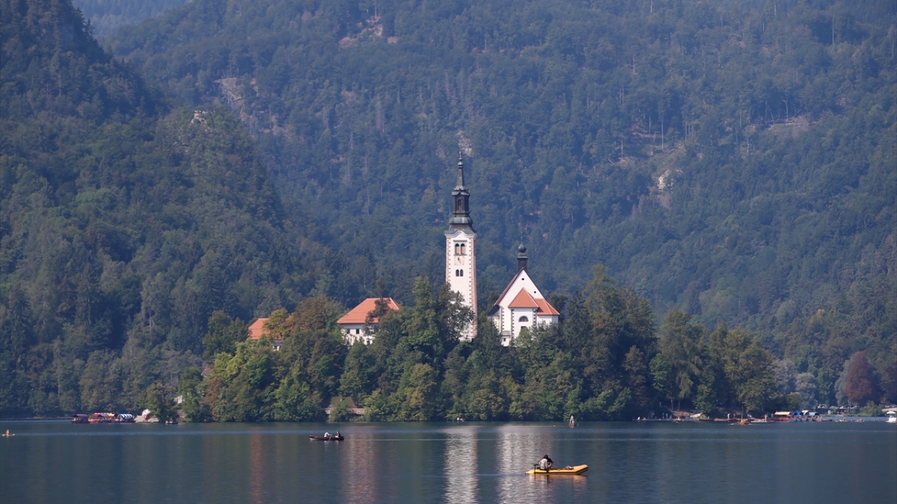Başkent Ljubljana`ya 50 kilometre uzaklıktaki Bled Buzul Gölü, doğasıyla görenleri adeta büyülüyor.