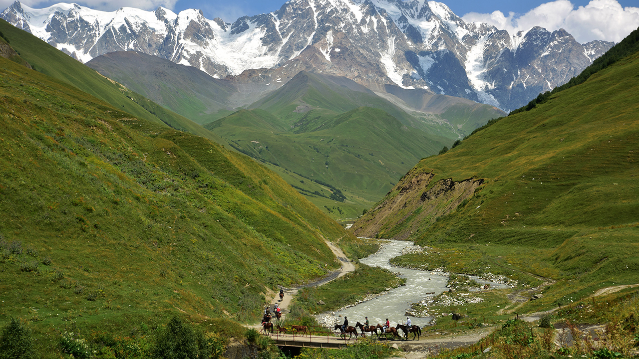 Yukarı Svaneti olarak da bilinen Uşguli, Gürcistan`ın Svaneti bölgesinde Kafkas Dağları`nın en yüksek zirvelerinden Şhara`ya açılan Enguri Geçidi`nin girişinde yer alıyor ve Svan kuleleriyle korunan dört köyden oluşuyor.