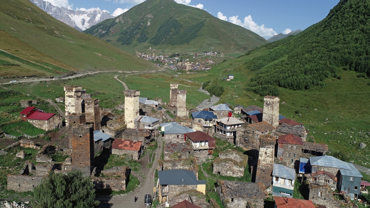 Bölgede, Svan kulelerinin en çok görüldüğü Uşguli`de 200`den fazla Ortaçağ kule evi bulunurken 12`nci yüzyılda inşa edilen şapel de turistlerin dikkatini çekiyor.