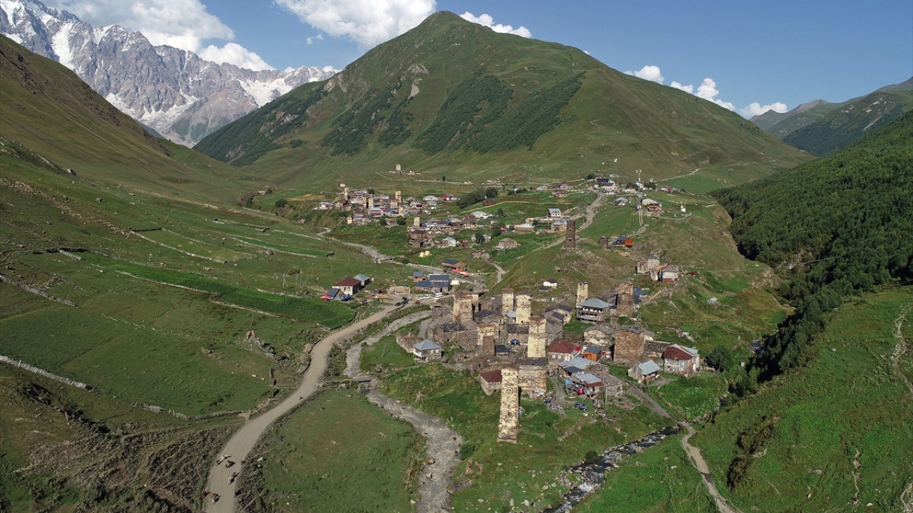 Ulaşımı güç olan Uşguli`ye başta doğaseverler, sporcular ve gezginler olmak üzere dünyanın dört bir yanından çok sayıda kişi geliyor.