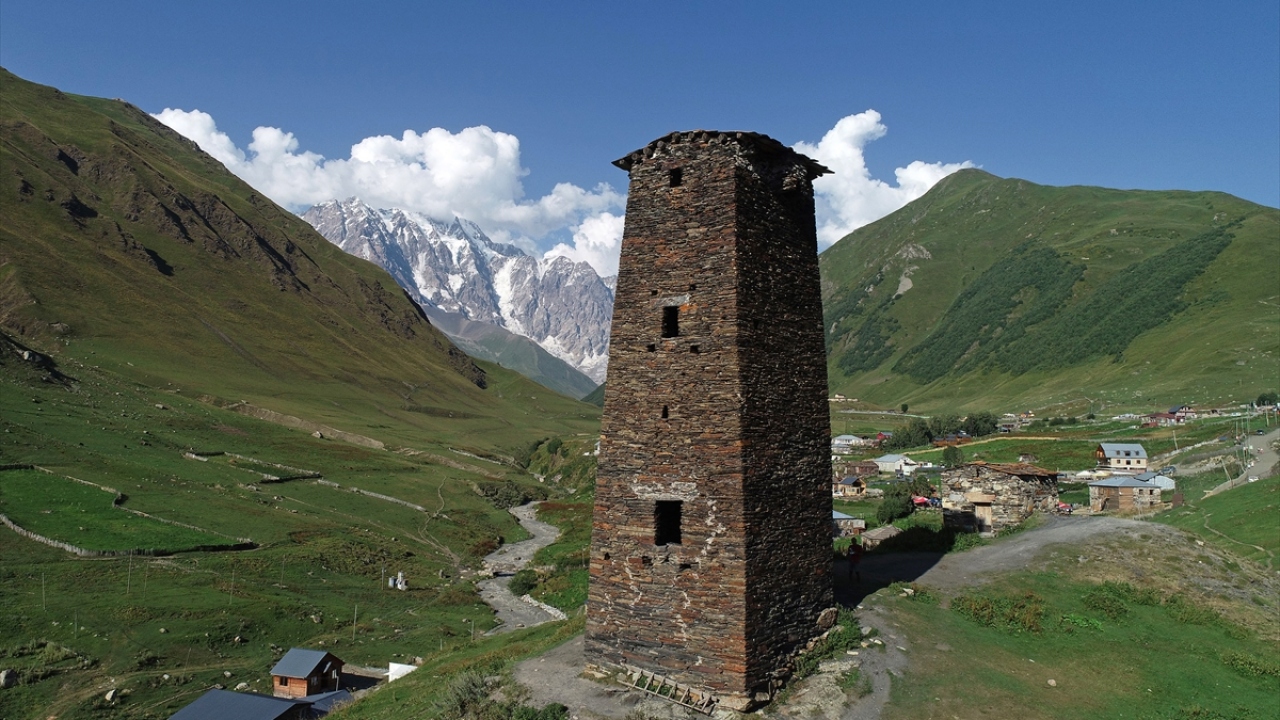 Sıcağa ve zorluklara aldırmadan Enguri Vadisi içinden Şhara buzuluna yürüyüş gerçekleştiren turistler, doğa ile uyum içinde yaşayan yerel Svan halkının binalarını yakından görme fırsatı buluyor.