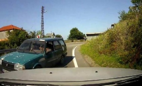 Şeridine giren sürücüyü korna çalarak uyandırıp, kazadan kurtuldu