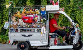 Çöpten çıkan oyuncaklarla çocukların yüzünü güldürüyor