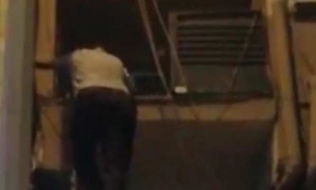 Annesinin iş hanında unuttuğu çocuğu itfaiye kurtardı