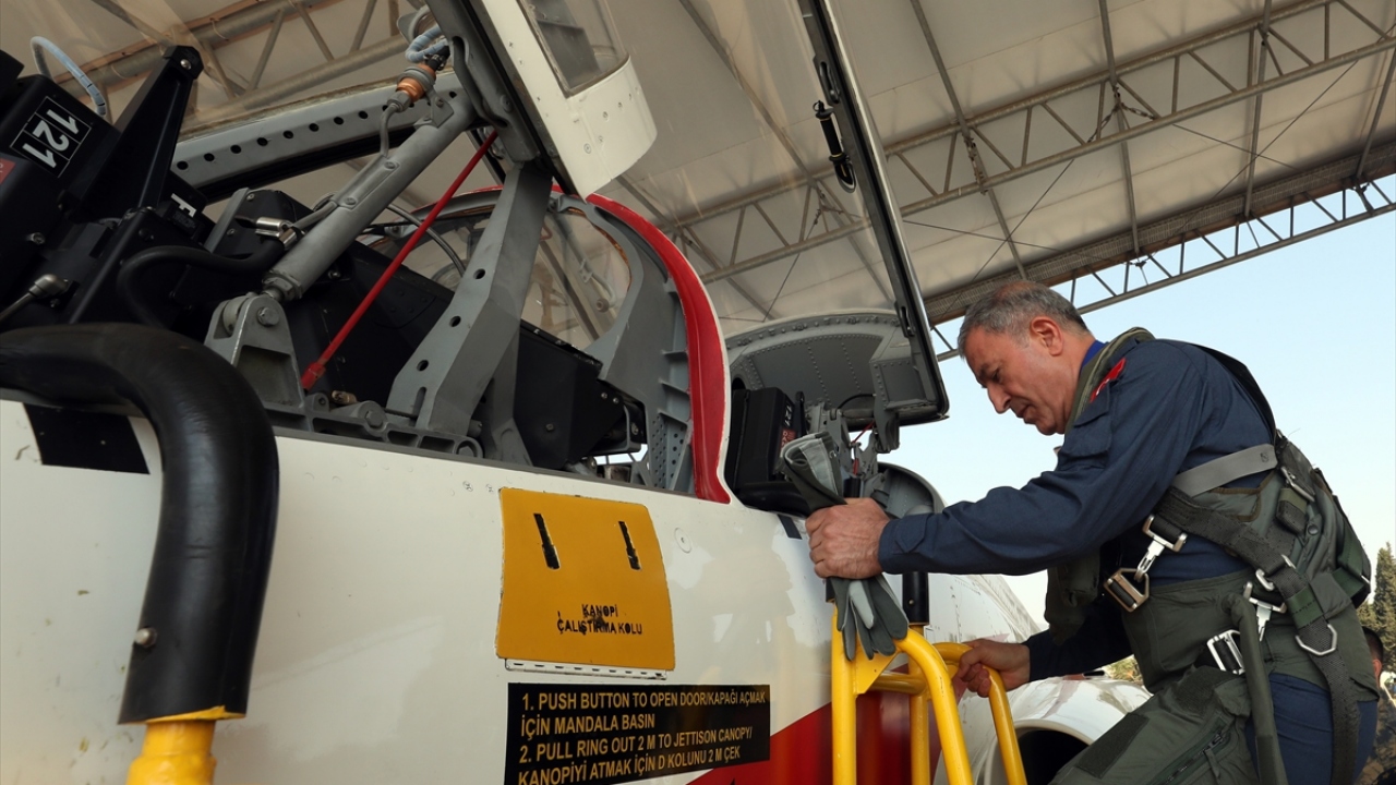 "Arı Kovanı" diye anılan komutanlık binasında uçuş tulumunu giyerek uçuş teçhizatını kuşanan Akar, daha sonra brifing odasına gitti.