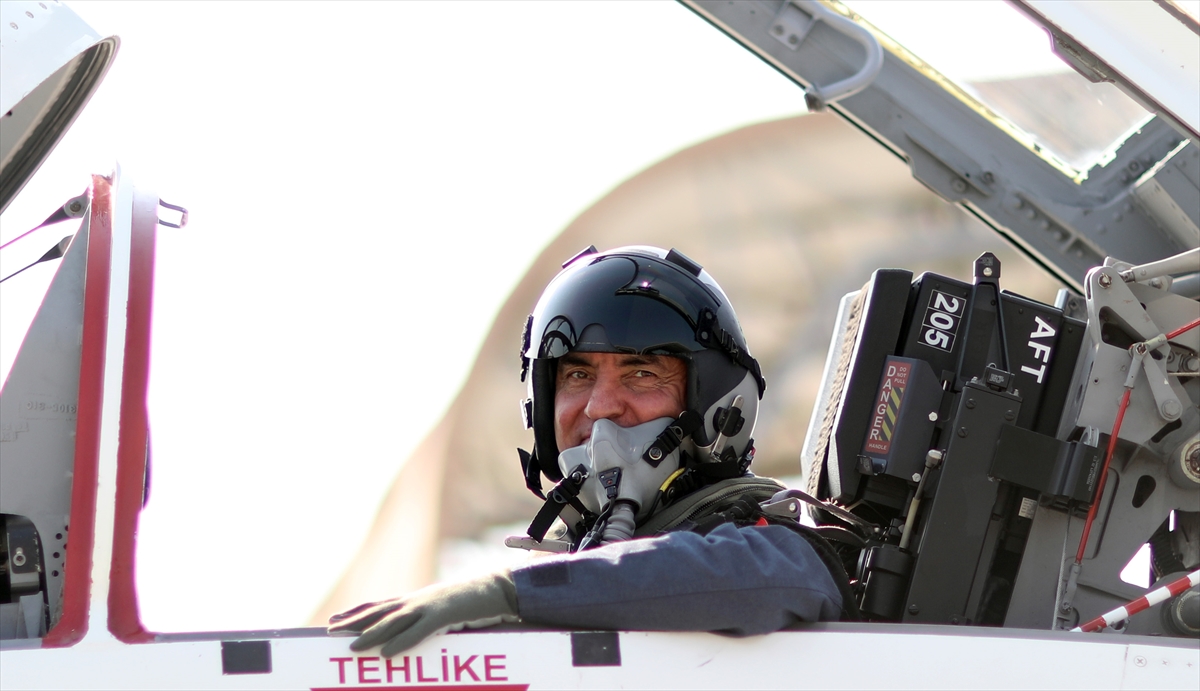 Diğer pilotlarla katıldığı uçuş brifinginin ardından Akar, Hava Kuvvetleri Komutanı Orgeneral Küçükakyüz, 121. Jet Eğitim Filo Komutanı Albay Mustafa Başlı ve pilotlar uçakların başına geçti.