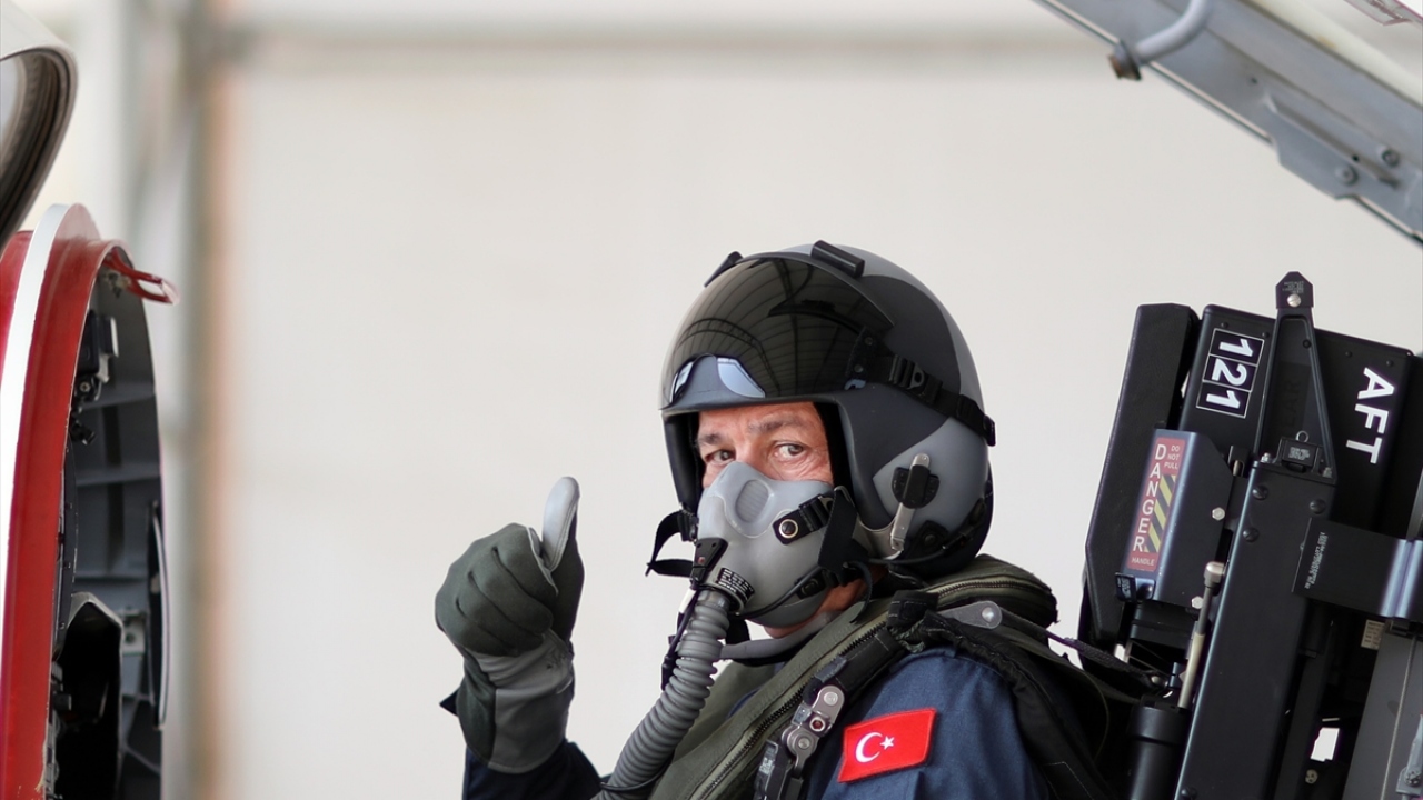 Uçuş sırasında “Arı 01” çağrı kodu ile koldaki diğer uçaklarla telsizden görüşen Akar, başarılı bir uçuş eğitim yılı geçirmelerini diledi. 