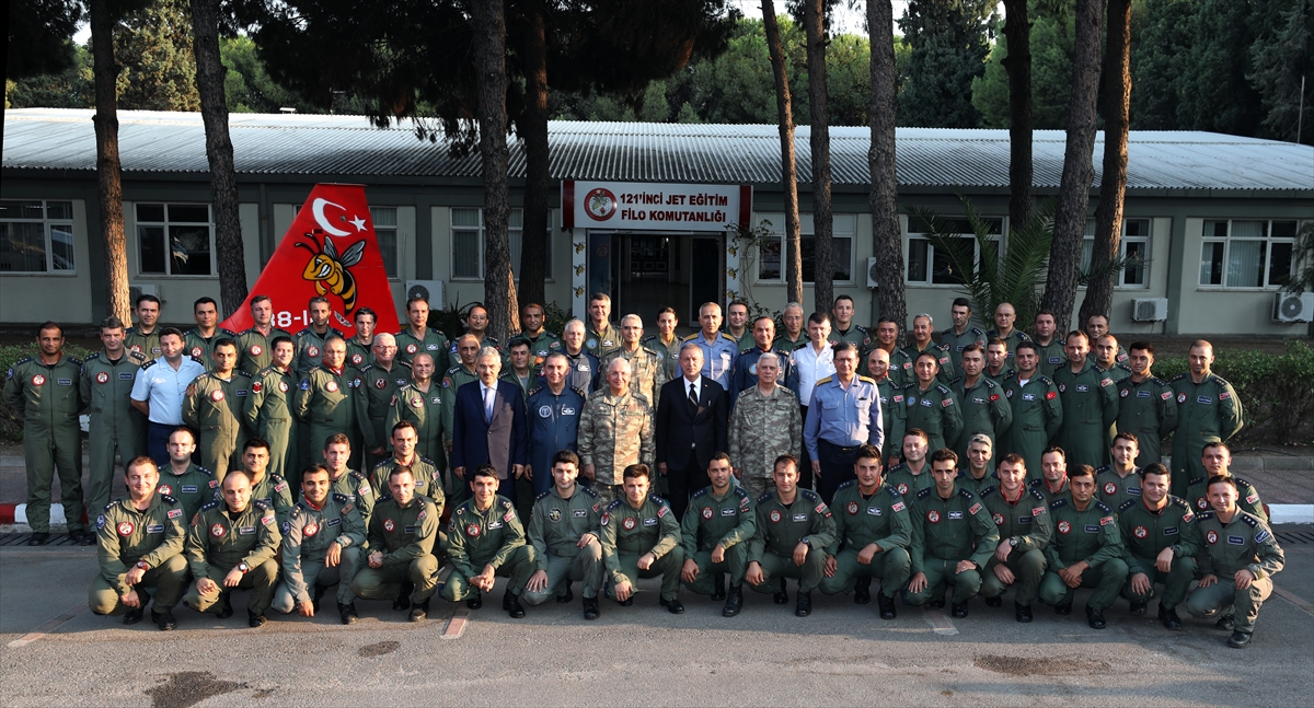 Bakan Akar, programın ardından katılımcılarla fotoğraf çektirdi.