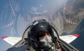 Bakan Akar, T-38 jet eğitim uçağı ile Ege Denizi üzerindeki uçuşa katıldı