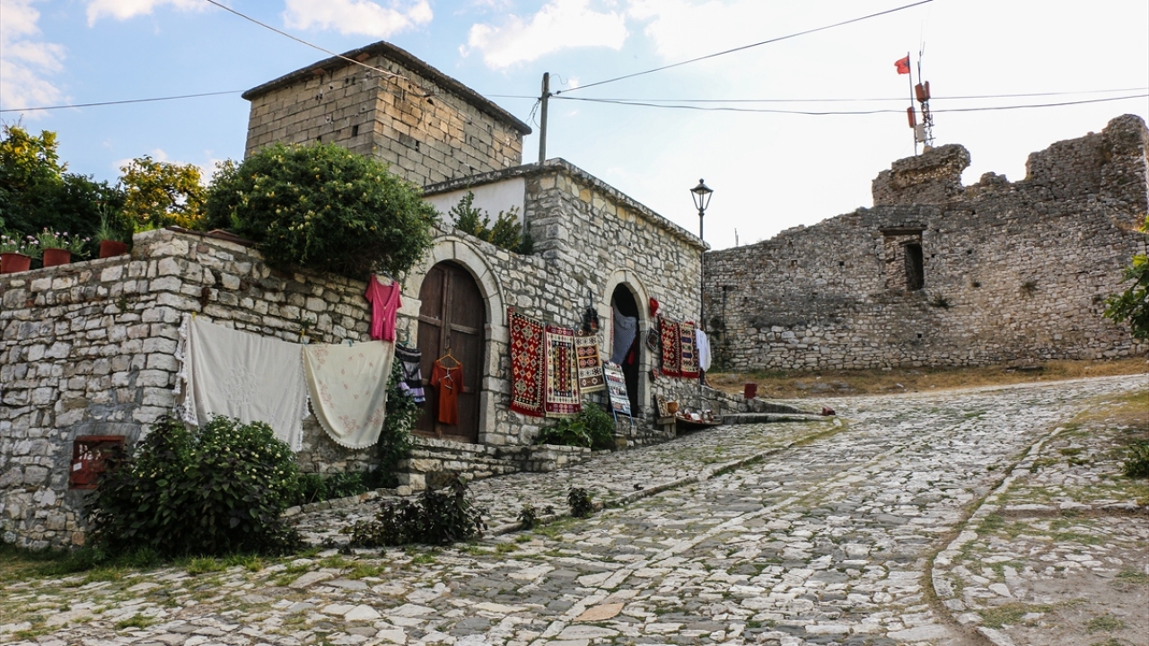 Gözetleme kulelerinden biri ise bugün "bir yerin savunulması için özel yapılmış ve silahlarla güçlendirilmiş yapı" anlamına gelen ve Türkçeye de Arapçadan geçmiş "tabya" ismini taşıyor.