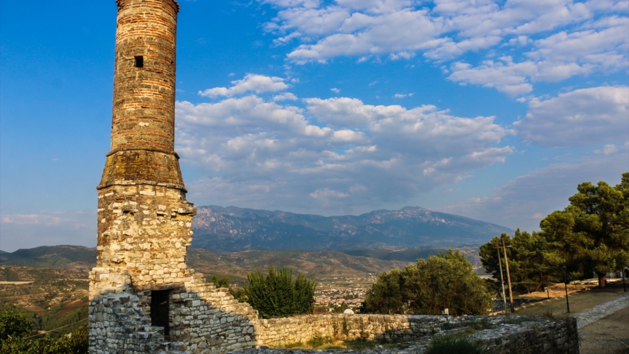 Tarih boyunca İlliryalılar, Bizanslılar, Bulgarlar, Sırplar ve Osmanlıların da kullandığı kalenin sınırları içerisinde bugüne ulaşabilen 10 kilise ile İkinci Bayezid döneminde inşa edilmiş Fetih Camisi`nin minaresi de bulunuyor.