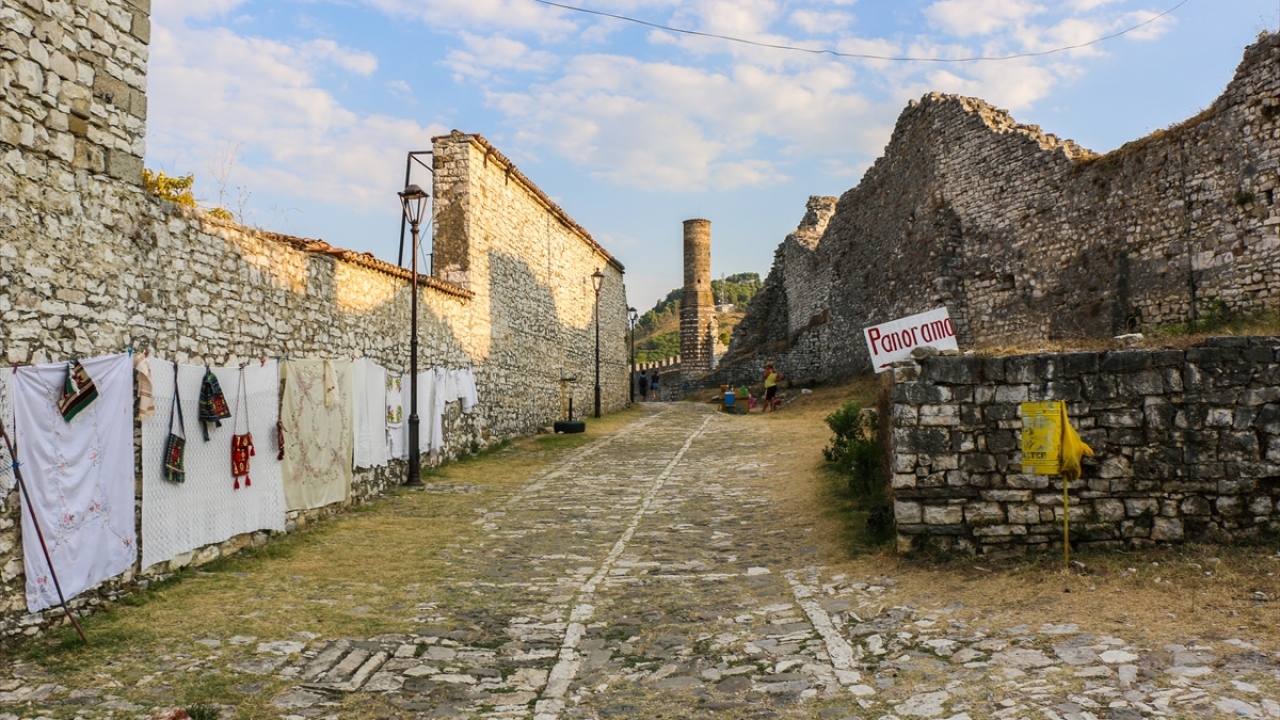 Benzerine az rastlanır bir şekilde günümüzde de meskun olan bu kaledeki yapılar, burada kurdukları işletmelerle vatandaşlara da gelir kapıları açıyor.