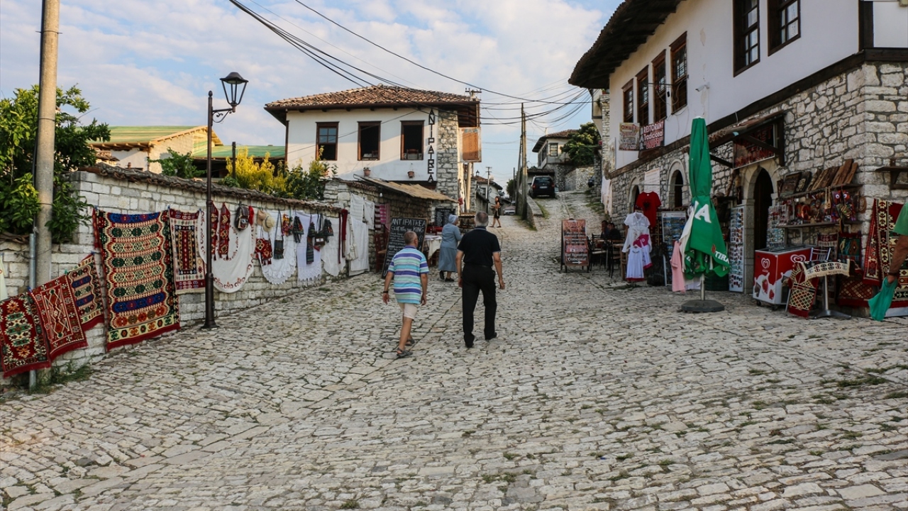 Kalenin güçlendirilmiş surlarından, Berat şehrinin tamamının yanı sıra Adriyatik Denizi`ne dökülen Semen Nehri`nin kollarından Osum ile bu nehir üzerindeki tarihi Gorica Köprüsü de görülebiliyor.