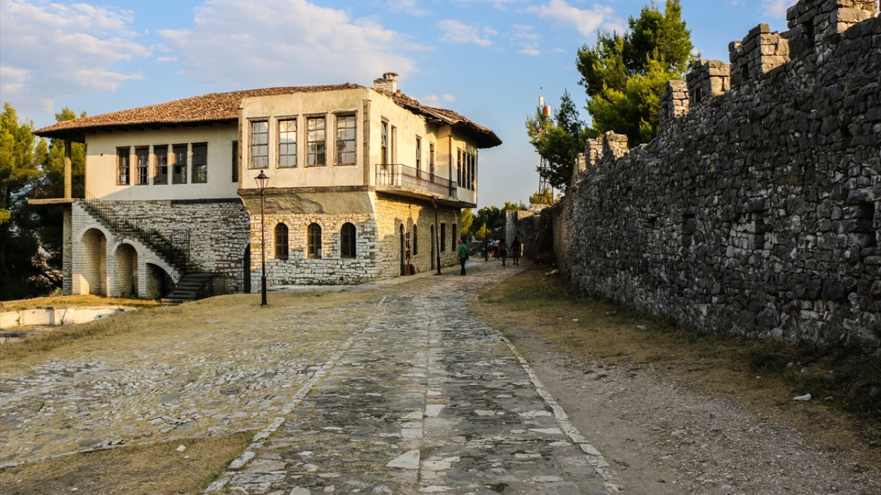 Kalede ayrıca Hristiyanlık dinini ilk kabul eden ve İlir kökeni olduğuna inanılan Roma imparatoru I. Konstantin`in de dev büstü bulunuyor.