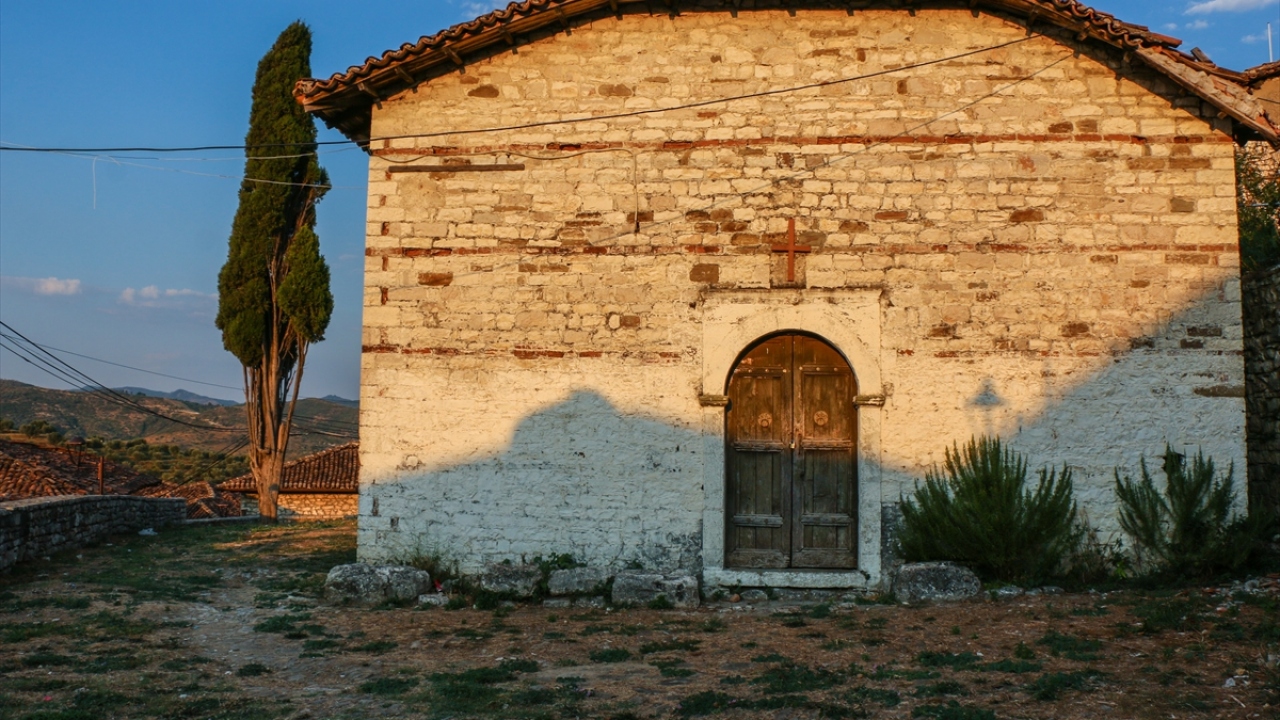 Beyaz evleri nedeniyle Sırplar tarafından Belgrad (Beyaz Şehir) olarak da anılan ve bu yüzden Osmanlı döneminde Belgrad-i Arnavud olarak bilinen Berat, çok pencereli tarihi evleri nedeniyle halk arasında "üst üste pencereli şehir" olarak adlandırılıyor.
