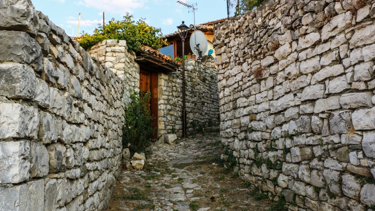 Dağ yamacına kurulmuş çok pencereli tarihi konakları nedeniyle Amasya`yı andıran şehirde, birçok Osmanlı eseri de mevcut.