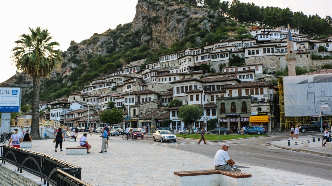Kalenin içi ise barındırdığı birçok tarihi eserin yanı sıra meydanlarıyla da adeta küçük bir kasabayı andırıyor.