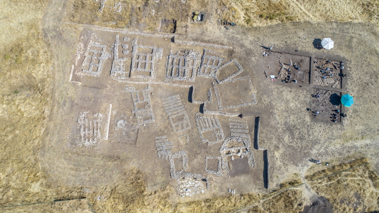 Diyarbakır`ın Ergani ilçesinde neolitik devrin izlerini taşıyan Çayönü Höyüğü, arkeolojik kazılarla tarihe ışık tutuyor.