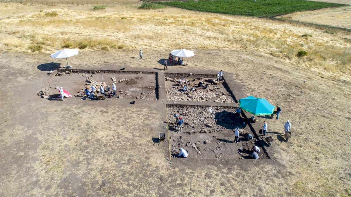 Göçebelikten yerleşik yaşama geçilip tarıma ilk başlanılan yerler arasında bulunan Çayönü Höyüğü`nde kazı çalışmaları hız kesmeden devam ediyor.