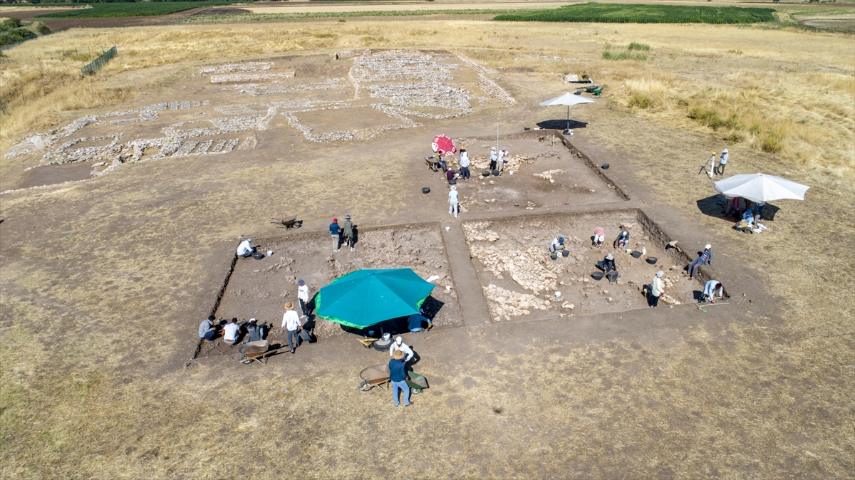 Höyük, günümüzden yaklaşık 10 bin yıl önceye tarihlenmesiyle sadece bölge değil, dünya uygarlık tarihi için de büyük önem taşıyor.