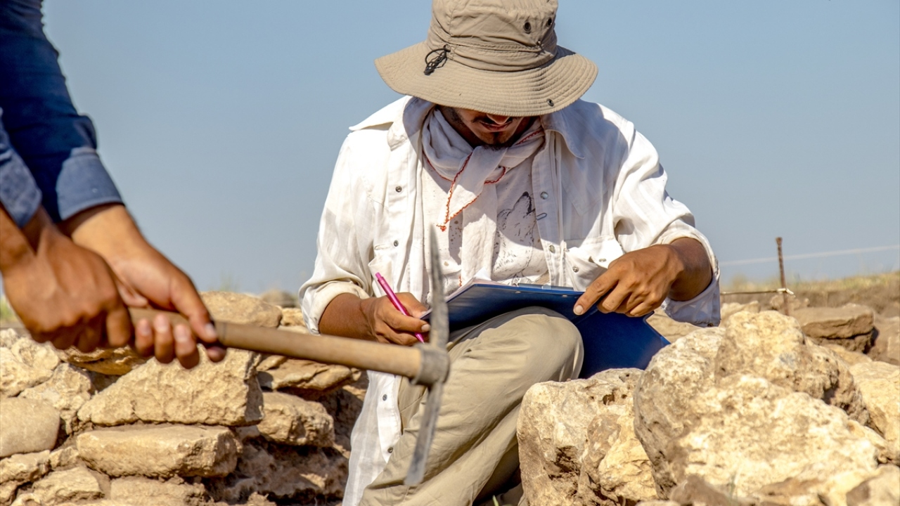 Höyük çevresinde resimli resimsiz mağaralar, mağara duvarları kullanılarak yapılmış evlerin izleri bulunmaktadır. 