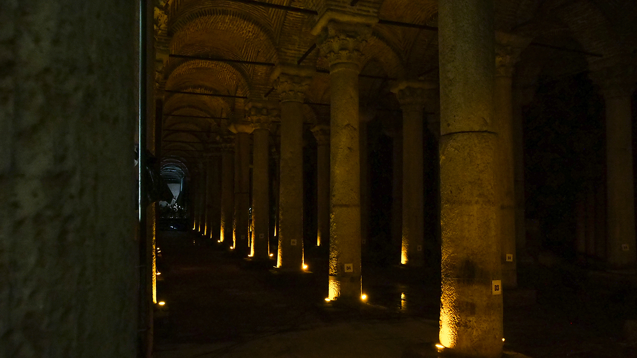 Ayasofya ve Sultanahmet Camisi`nin içinde bulunduğu Tarihi Yarımada`da yer alan görkemli mekan, kimi zaman Hollywood yapımı gişe rekoru kıran filmlere konu olurken, her gün ziyaret eden yüzlerce kişinin ise fotoğraf karelerini süslüyor.