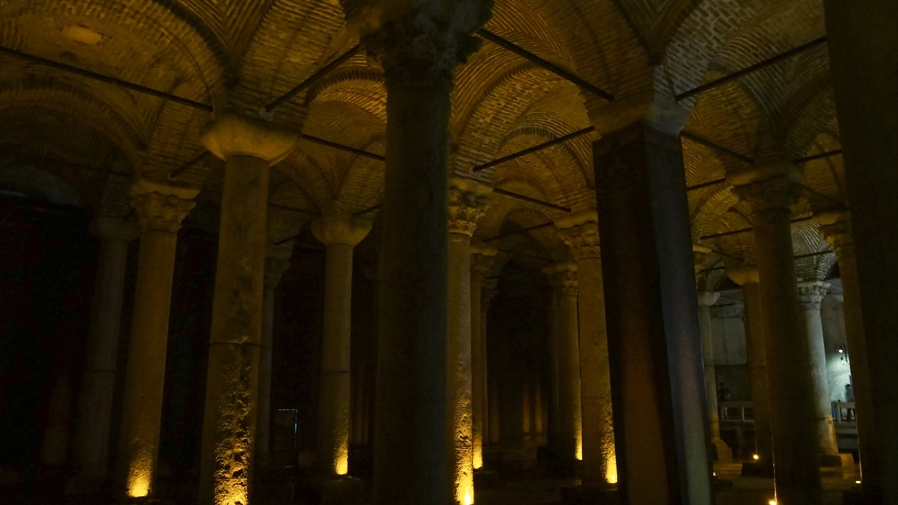 İstanbul Büyükşehir Belediyesi Kültür AŞ tarafından işletilen 140`a 70 metre ölçülerindeki sarnıç, 9 bin 800 metrekarelik alanda 100 bin ton su depolama kapasitesiyle dikkati çekiyor. 