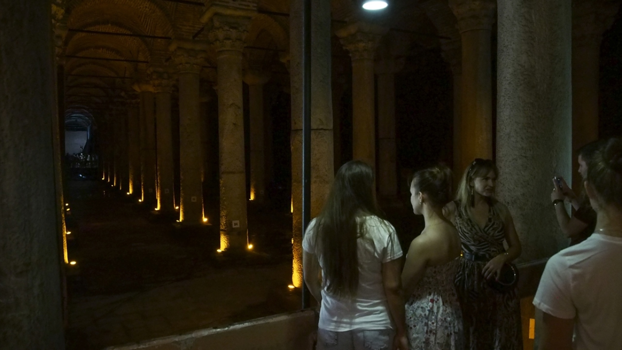 Yerebatan Sarnıcı`nda her biri 9 metre yüksekliğinde 336 mermer sütun yer alıyor