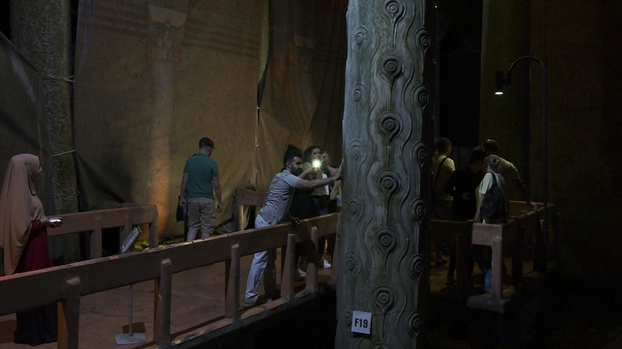 Bizans`ta kılıç kabzalarına da işlendiği görülen Medusa tasvirinin, sütun kaidelerine ters olarak yerleştirilmesi dikkati çekiyor.