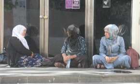 Diyarbakır'da HDP binası önünde oturma eylemi