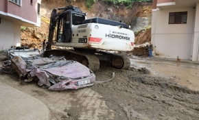 Rize'de heyelan altında kalan 4 otomobilden 2'sine ulaşıldı