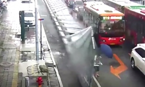 Çin’de korkuluk yayaların üzerine devrildi: 4 yaralı