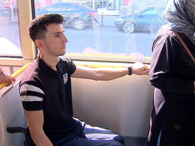 Omurilik felçli Ahmet, "Engel kalptedir" diyerek hayata tutundu