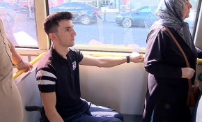 Omurilik felçli Ahmet, "Engel kalptedir" diyerek hayata tutundu