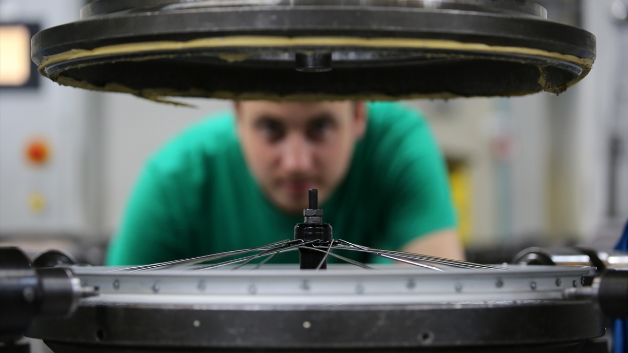 Diğer bisiklet üreticilerini de ihracata teşvik ettiklerini dile getiren Şakrak, kendilerini takip eden birçok firmanın dış pazar araştırması yaptığına dikkati çekti. 