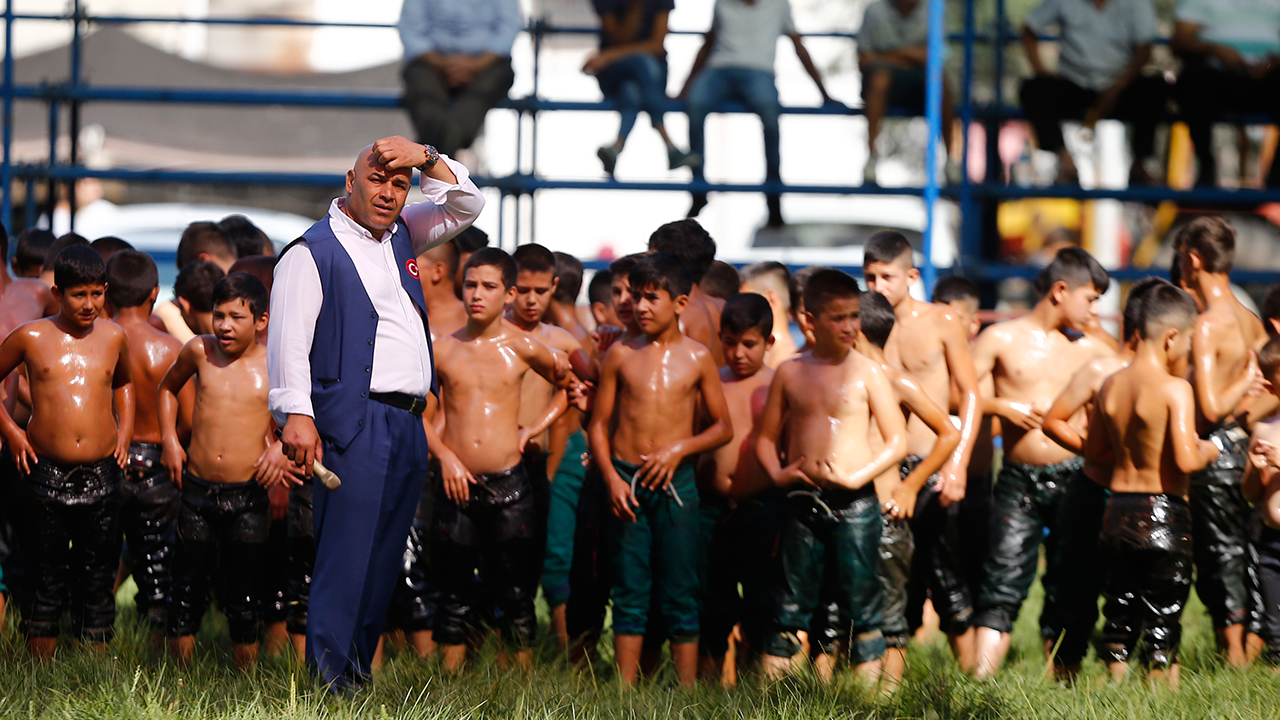 Türkiye`deki sayılı cazgırlardan Emin Ger, yıllardır er meydanlarında ata sporu yağlı güreşin gelecek kuşaklara aktarılması için özveriyle görev yapıyor.