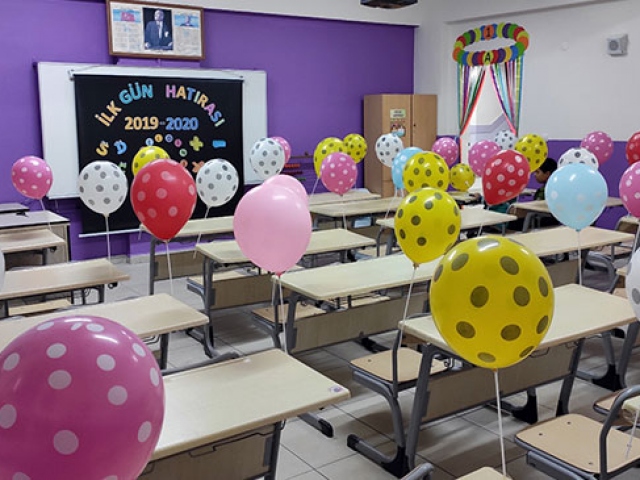 Öğretmenlerden öğrencilere ilk gün sürprizi