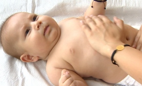 Bebeklerin SPA merkezinde masaj keyfi