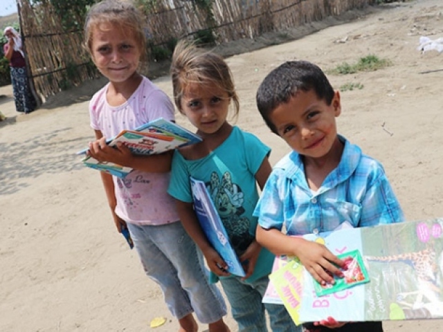 Köy köy dolaşarak çocuklara kitap dağıtıyor