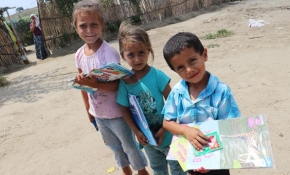 Köy köy dolaşarak çocuklara kitap dağıtıyor