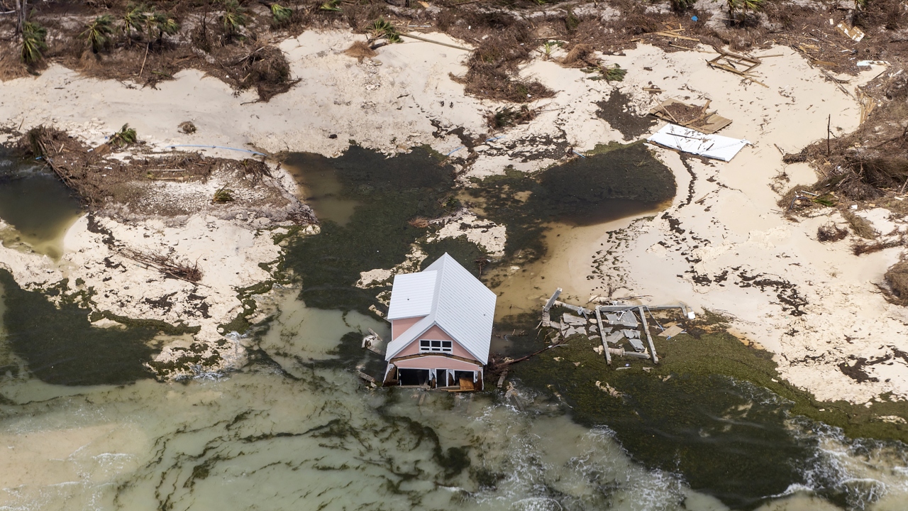 Arama kurtarma çalışmalarının devam ettiği Bahamalar`da ölü sayısının artmasından endişe ediliyor.