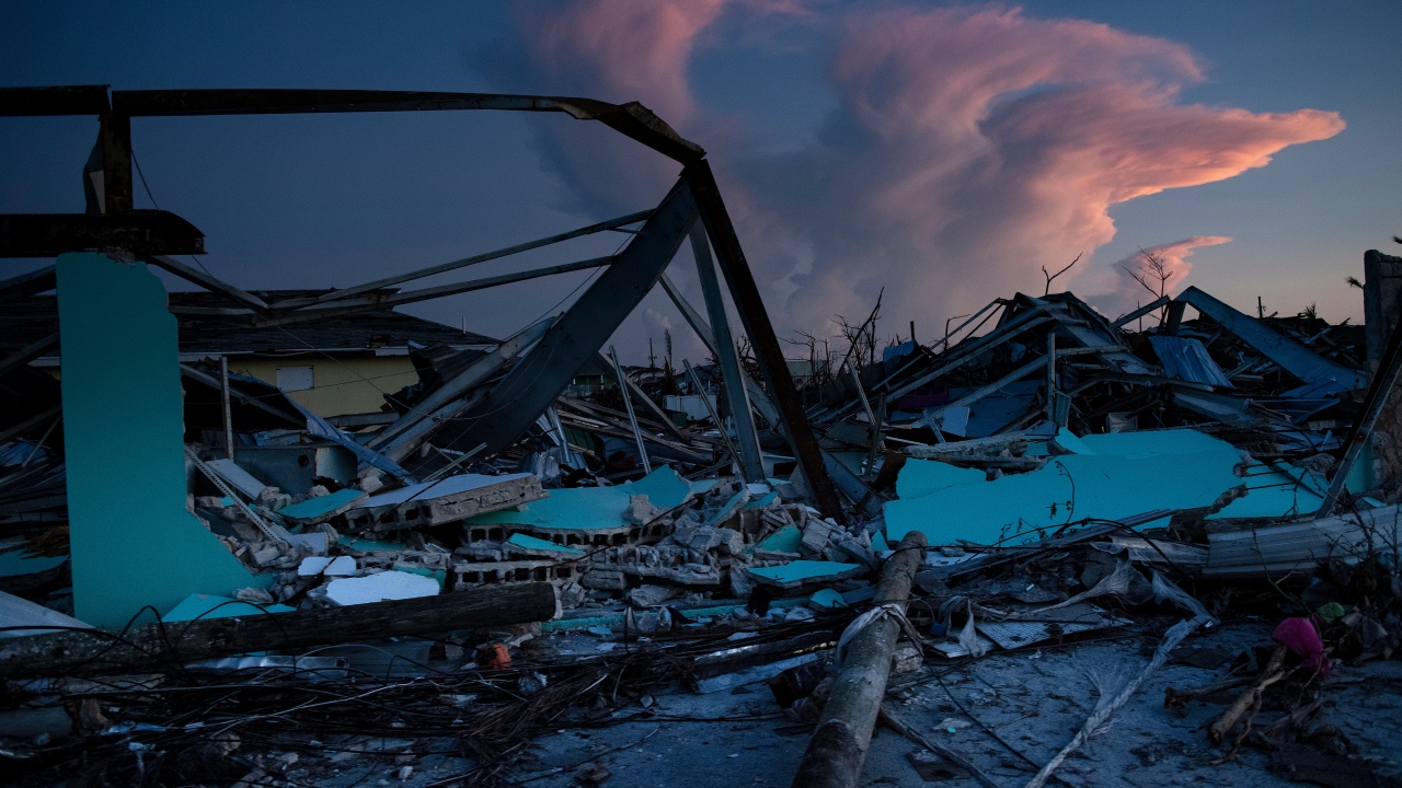 ABD`nin doğu kıyılarına ulaşan, güç kazanarak kategori 3`e yükselen ve bir süre sonra yeniden kategori 2 seviyesine gerileyen Dorian Kasırgası, Güney ve Kuzey Carolina eyaletlerinde etkili olmaya devam ediyor.