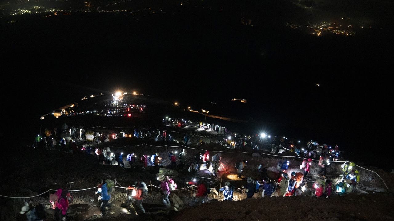 Dağcılar farlarını takıyor, engebeli ve kayalık araziye tırmanmaya başlıyor.