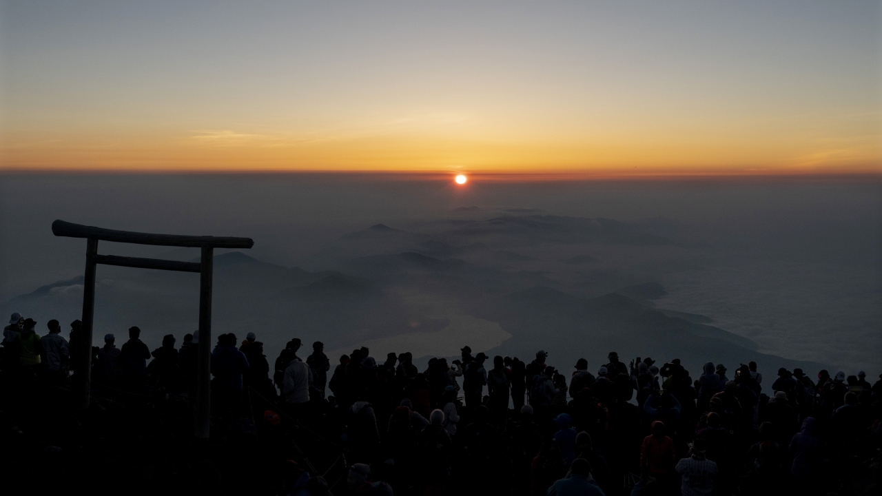 Zirvedeyse muhteşem bir manzara var. Dağcılar, güneşin doğuşunu metrelerce yüksekten izliyor.